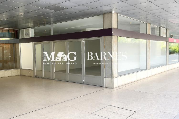 Lugano Centro : Magasin au bord du lac avec 3 vitrines - avec revenus