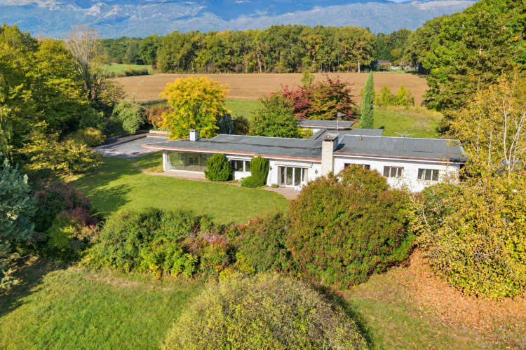 Villa individuelle sur une vaste parcelle de plus de 8'000 m²
