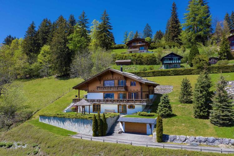 Un chalet d’exception niché dans un écrin de verdure avec vue spectaculaire sur les Alpes