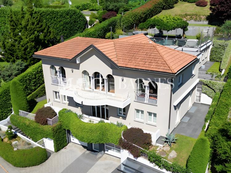 Élégante villa de maître nichée dans le cadre enchanteur de la colline