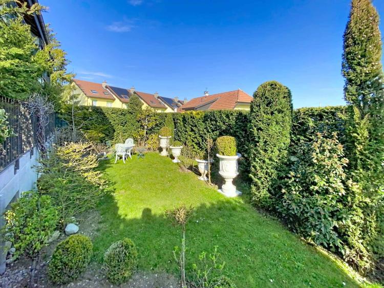 SUPERBE APPARTEMENT AVEC GRAND JARDIN, TERRASSE ET VUE SUR LE LAC ET LES ALPES