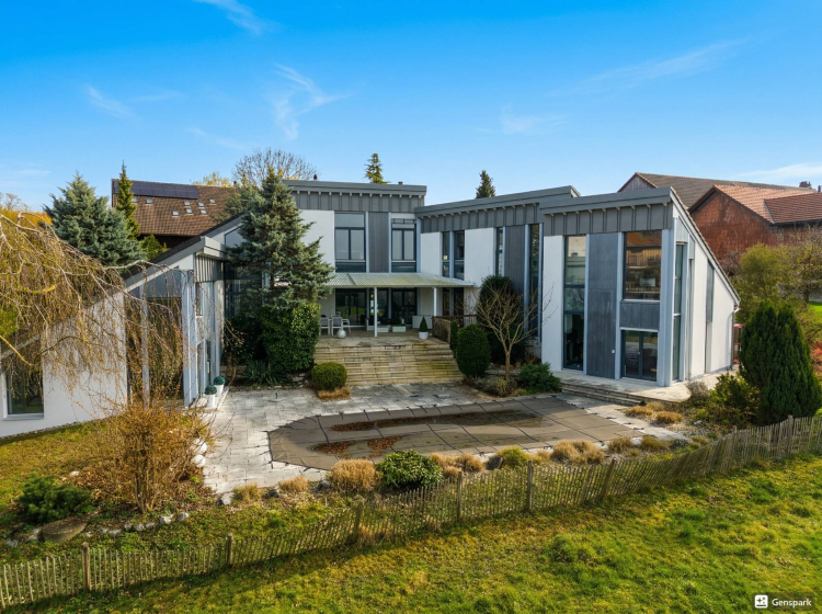 Villa d’architecte contemporaine de 7.5 pièces avec piscine