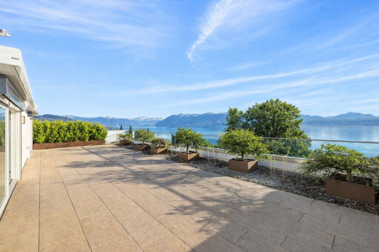 Attique exceptionnel avec une vue magnifique sur le lac