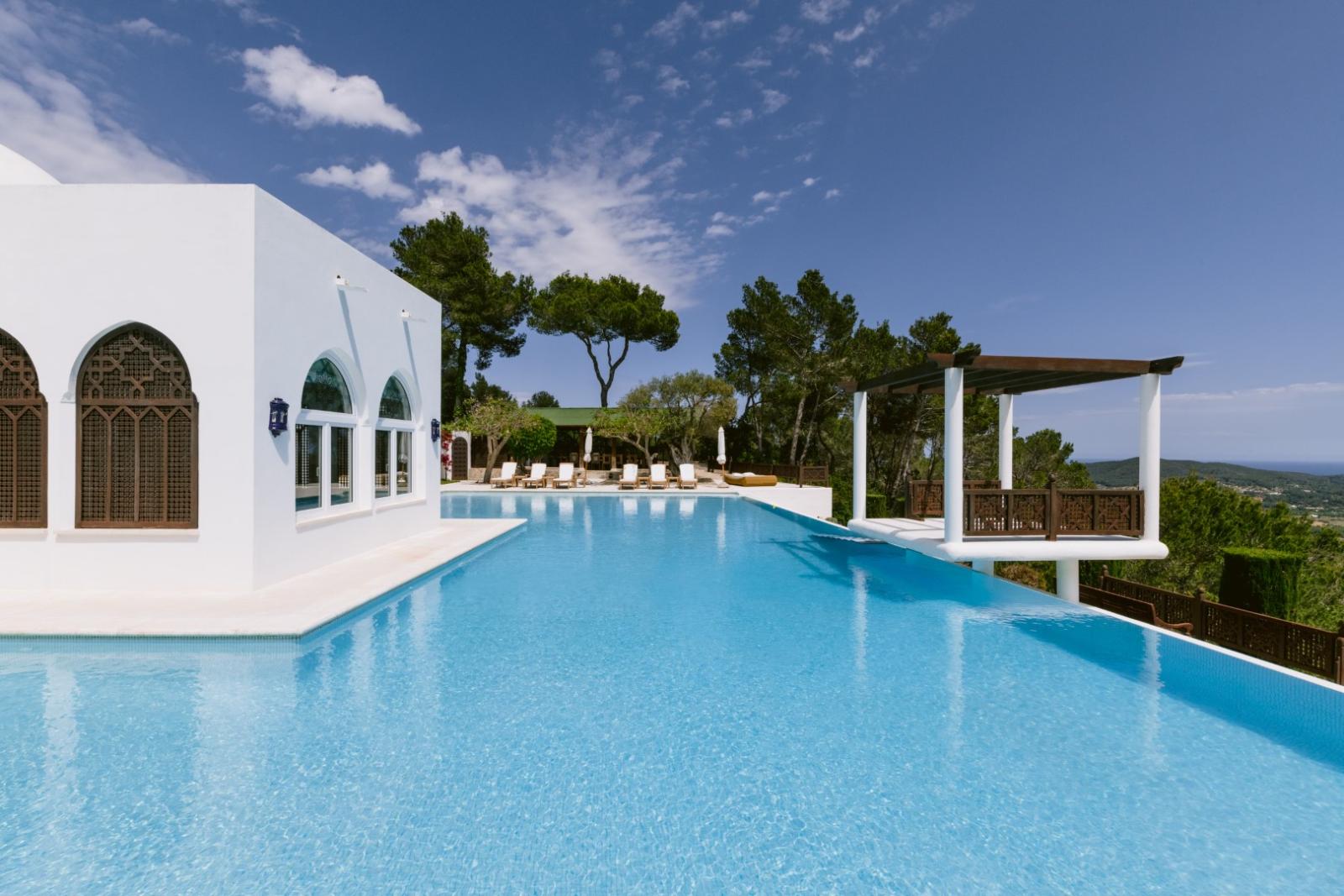 CBp6R_ibiza-villa-for-sale-palacio-blanco-_26_grand_1_.jpg