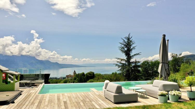 Propriété de haut standing avec piscine et vue panoramique sur le lac