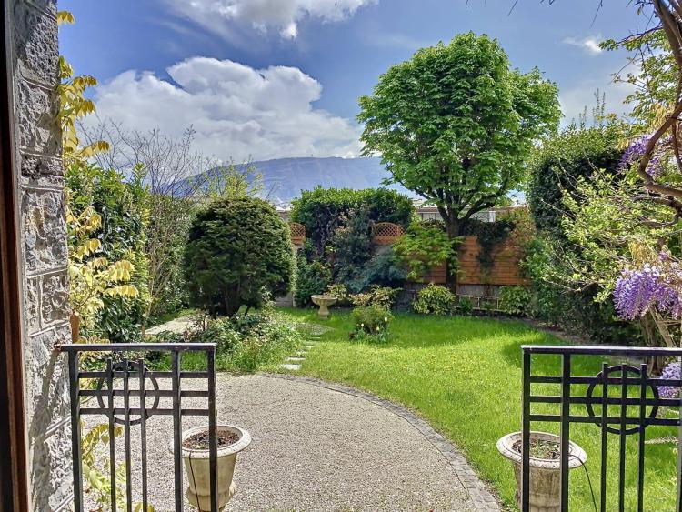 EXCLUSIVITE RARE A LA VENTE : Superbe appartement avec cachet et jardin