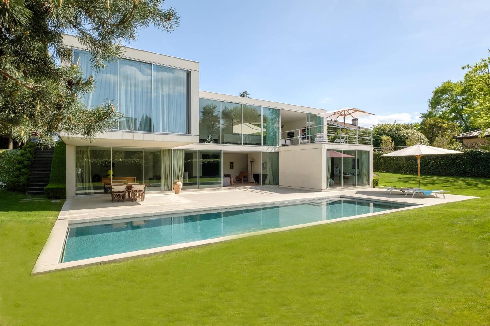 Lumineuse contemporaine au calme absolu