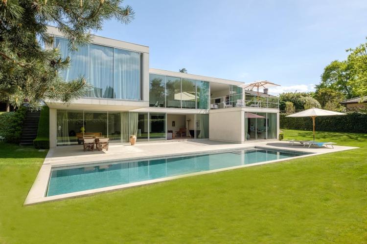 Lumineuse contemporaine au calme absolu