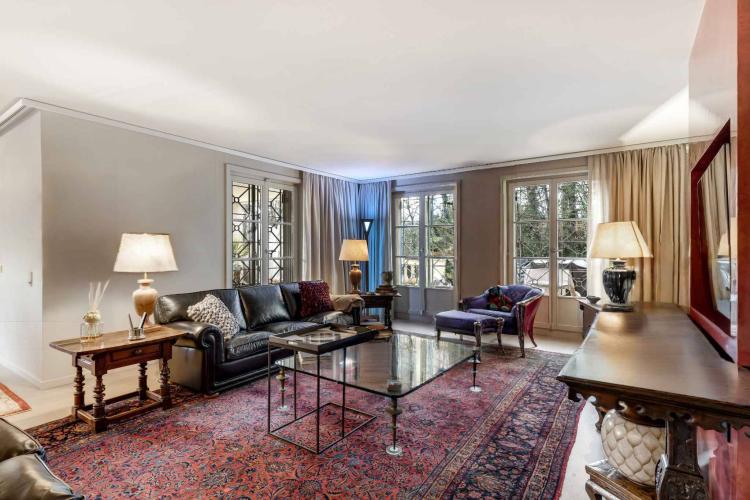 Superbe appartement rénové avec terrasse et jardin dans résidence de luxe