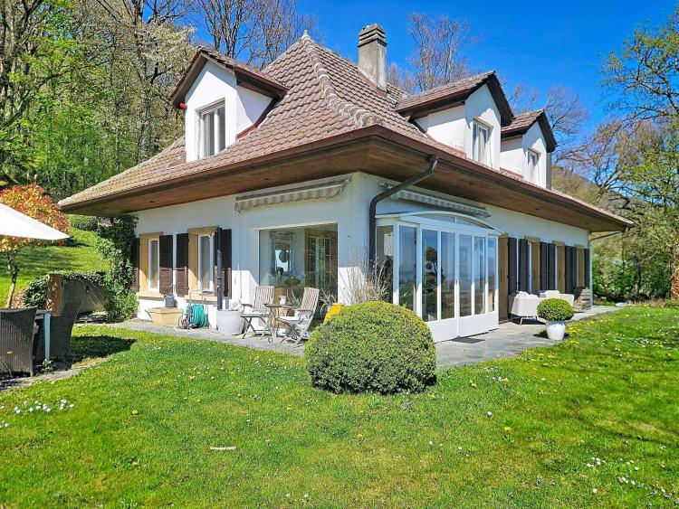 Villa de charme avec vue panoramique sur le lac de Neuchâtel