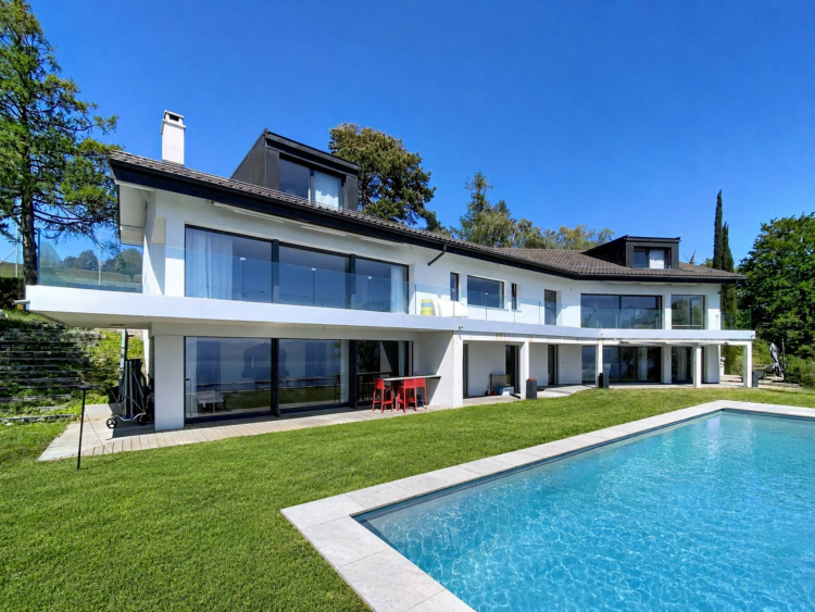 Superbe propriété rénovée avec piscine et vue imprenable