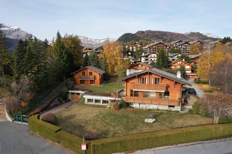Domaine avec 2 chalets individuels reliés par les sous-sols