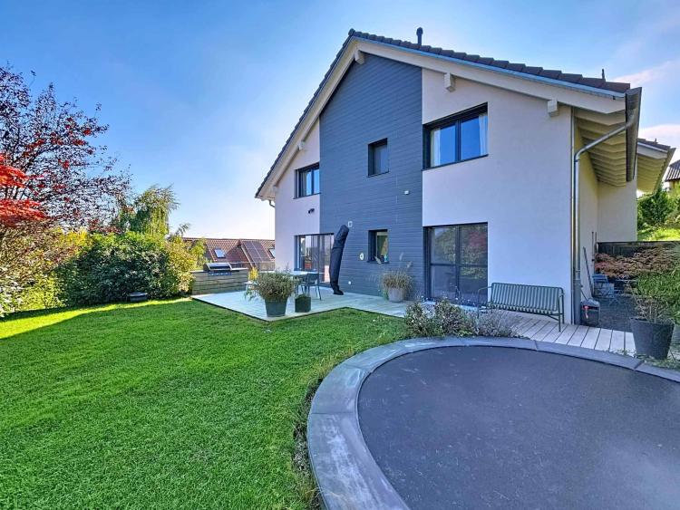 Villa mitoyenne contemporaine avec jardin !
