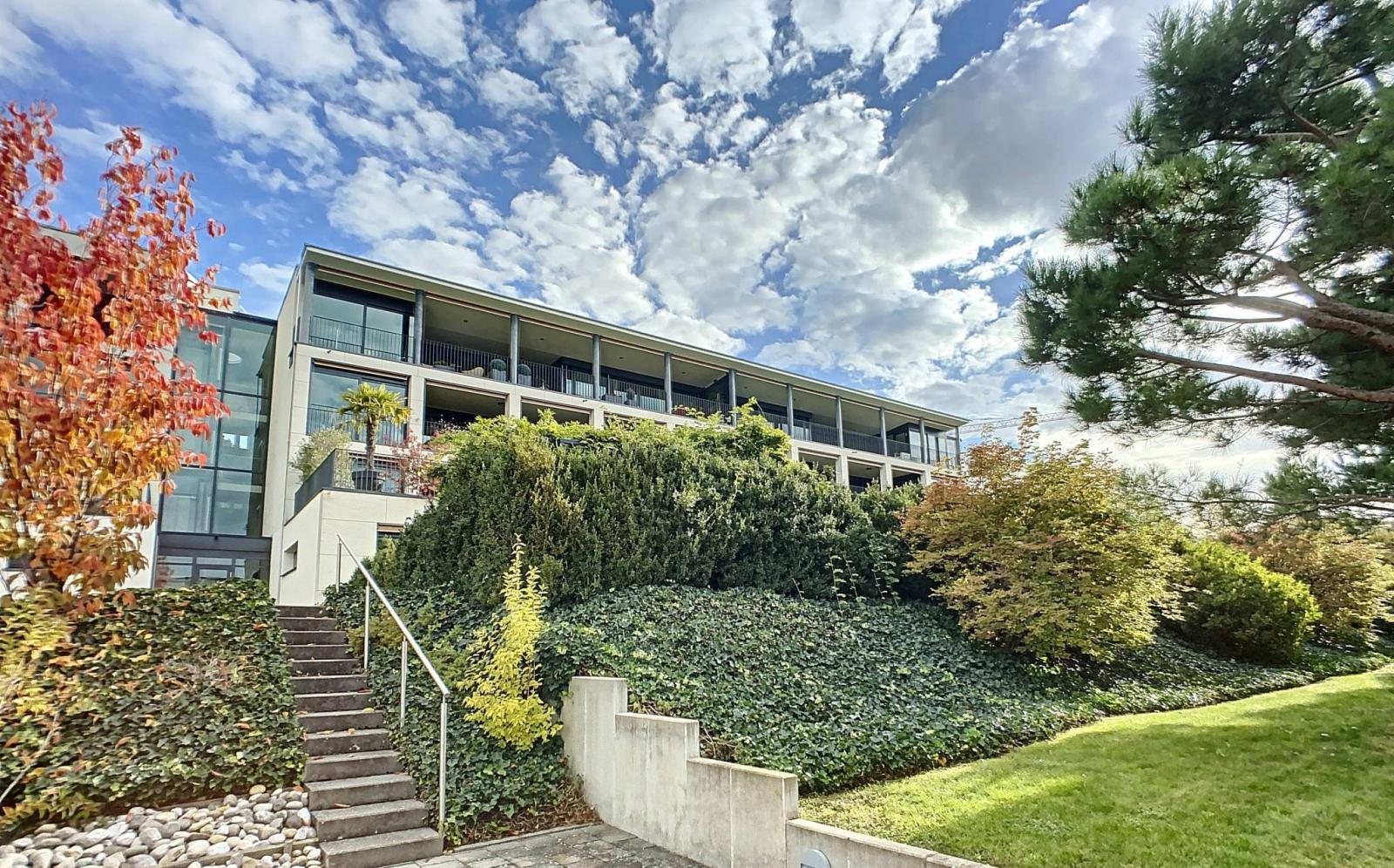 Spacieux appartement contemporain avec vue lac