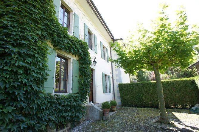 Aux portes de la ville Charmante et belle bâtisse