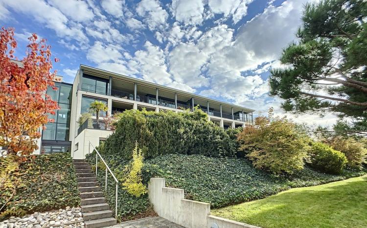 Spacieux appartement contemporain avec vue lac