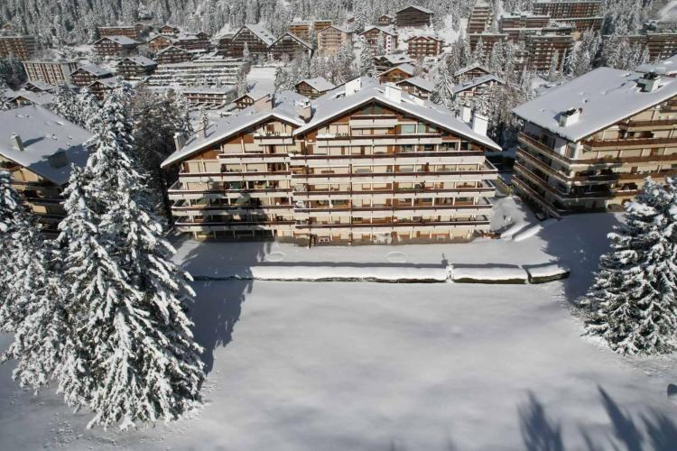 Appartement de 6.5 pièces en attique face au golf avec superbe vue + studio