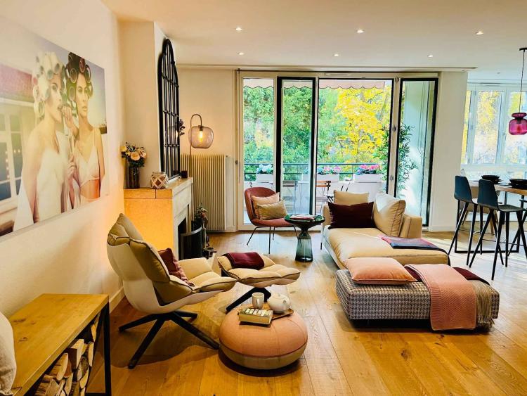 En exclusivité : Elégant appartement traversant de 3 pièces rénové avec balcons
