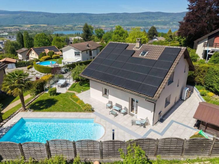 Villa individuelle avec piscine dans quartier résidentiel