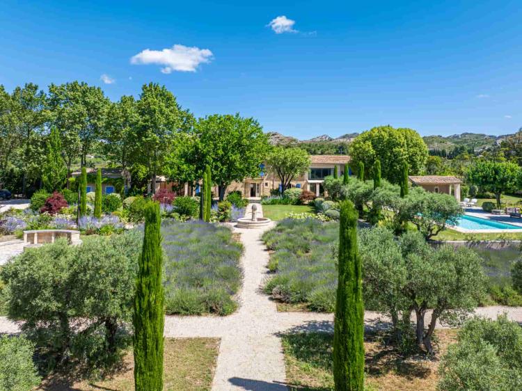 MAUSSANE-LES-ALPILLES – MAS D’EXCEPTION – TENNIS – PARC DE 2 HECTARES – VIGNES