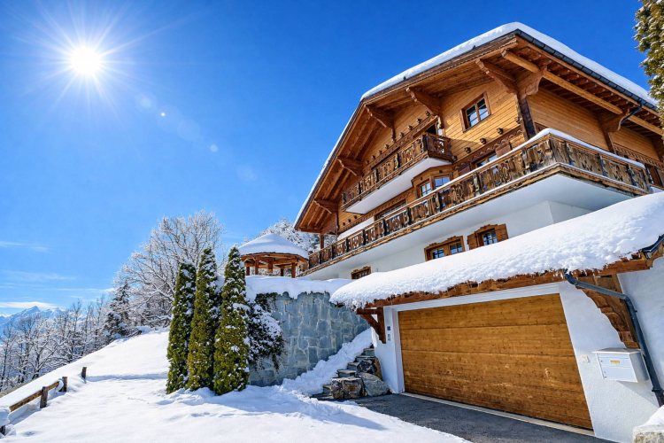 Un chalet d’exception niché dans un écrin de verdure avec vue spectaculaire sur les Alpes
