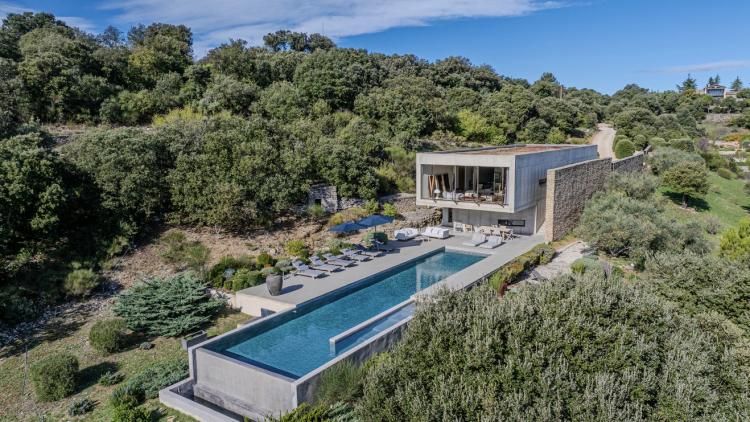 BONNIEUX - VILLA D'ARCHITECTE - PISCINE À DEBORDEMENT - VUE PANORAMIQUE