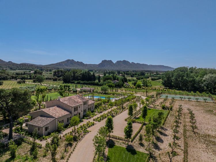 EYGALIÈRES - MAS D'EXCEPTION - TENNIS - VUE PANORAMIQUE SUR LES ALPILLES
