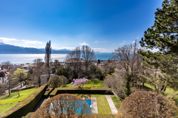 Propriété d'époque et vue dominante sur la ville et le Léman