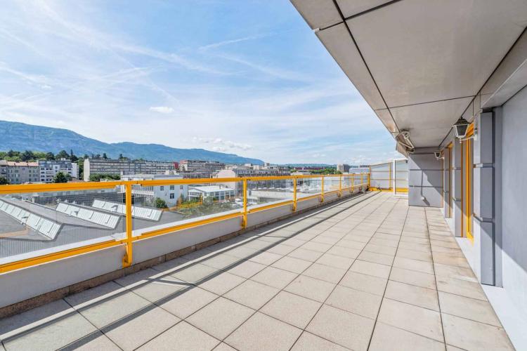 EN EXCLUSIVITÉ ! Magnifique loft en attique de 4 pièces avec terrasse de plus de 80 m²
