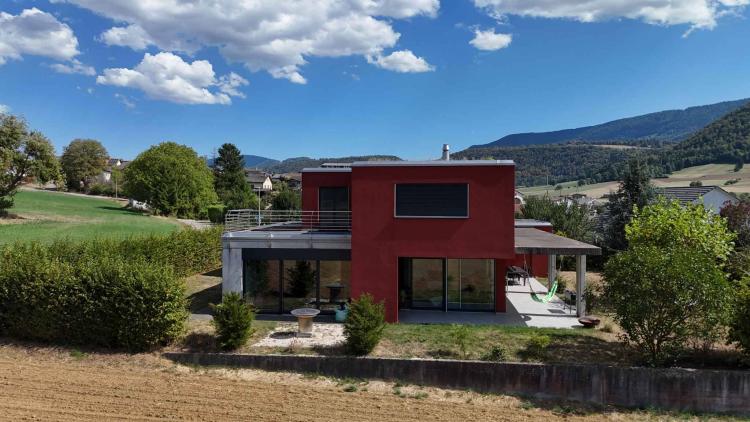 Villa familiale avec espace professionnel indépendant dans un cadre verdoyant