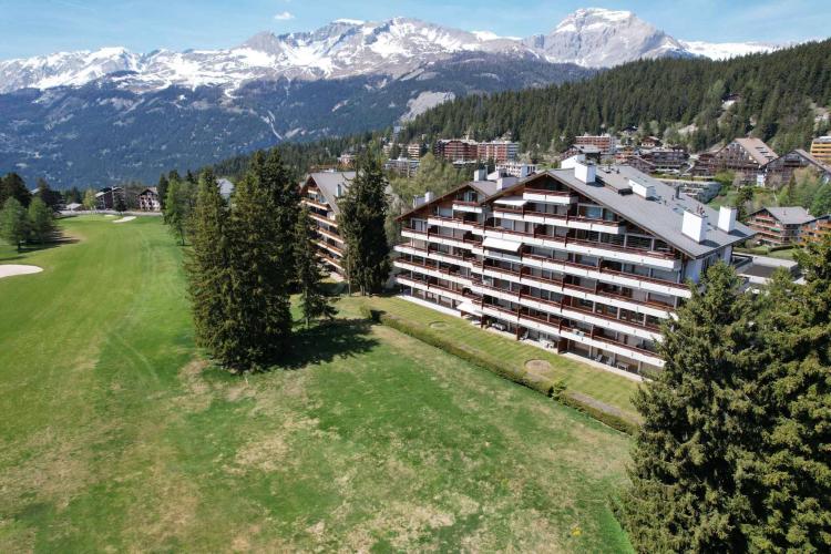 Appartement de 6.5 pièces en attique face au golf avec superbe vue + studio