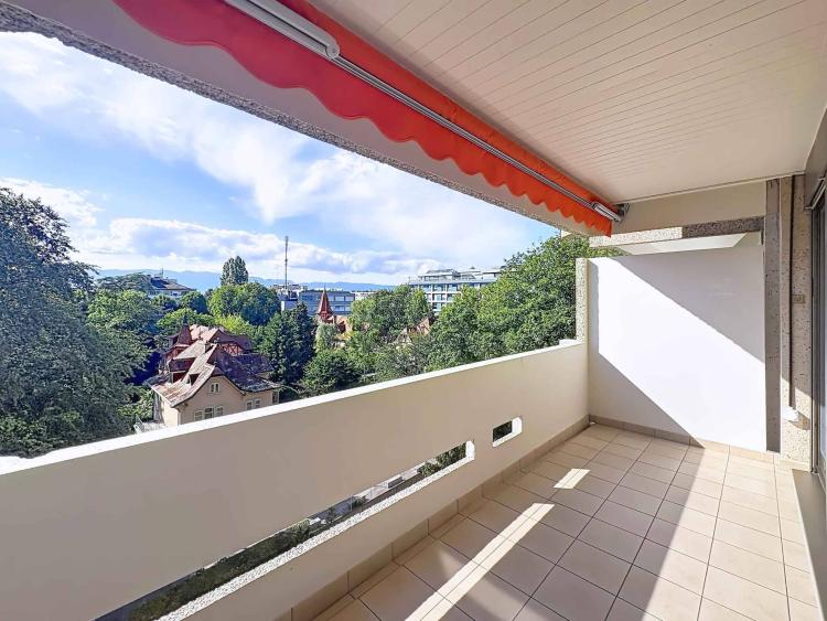 En exclusivité ! Appartement traversant de 4 pièces avec loggia