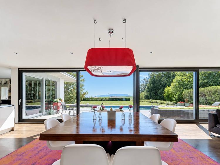 Une architecture contemporaine vue sur les Alpes et le Léman