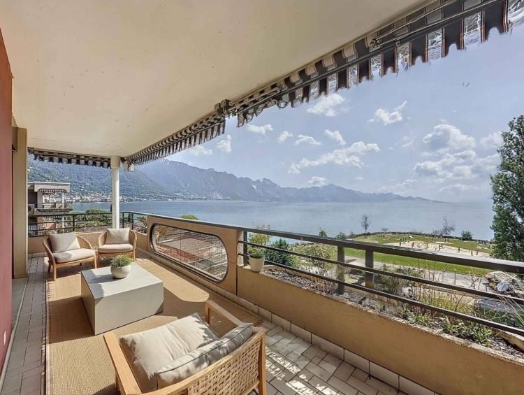 Attique de 2,5 pièces avec terrasse et vue panoramique 