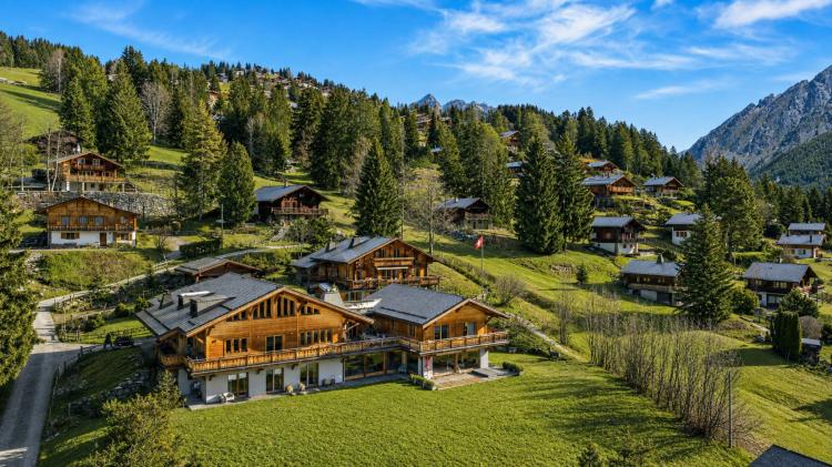 Außergewöhnliches Chalet mit Innenpool und direktem Zugang zur Skipiste