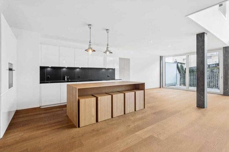 Attique contemporain aux portes du centre de Neuchâtel