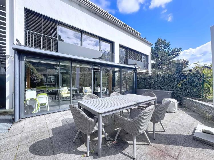 En exclusivité : appartement triplex avec terrasse et jardin