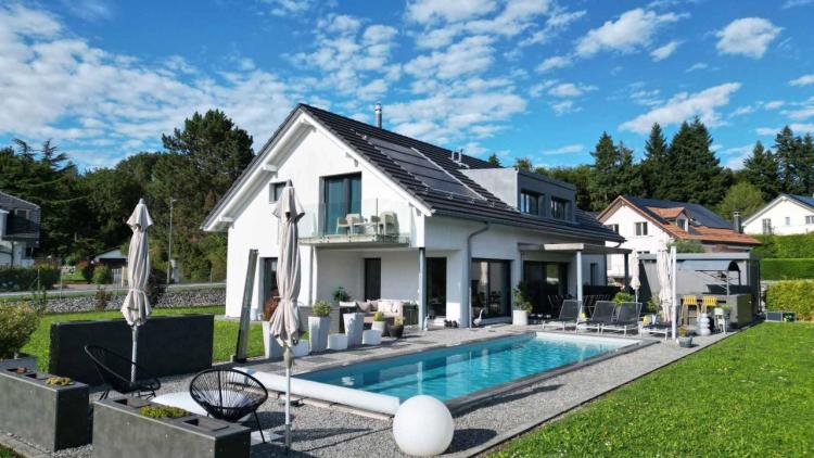 Villa individuelle moderne - jardin, piscine et vue partielle lac et Alpes
