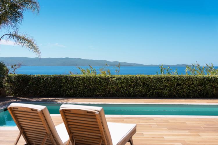 Exclusivité, Ajaccio, Bord de mer, Route des Sanguinaires, Villa vue mer panoramique, 4 chambres, piscine , plage à pied