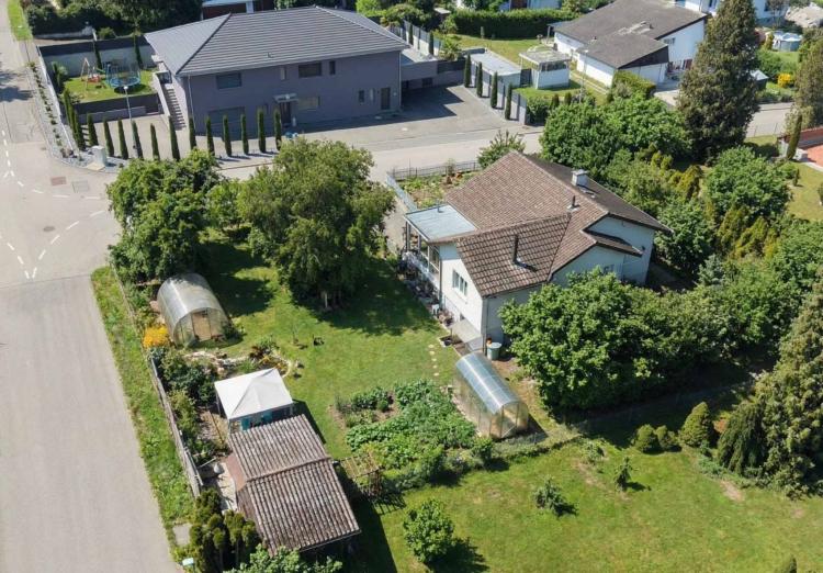 Maison individuelle lumineuse dans un cadre verdoyant