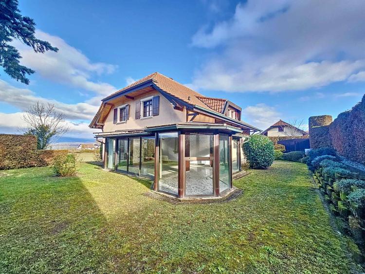 Maison familiale avec vue dégagée et grand jardin