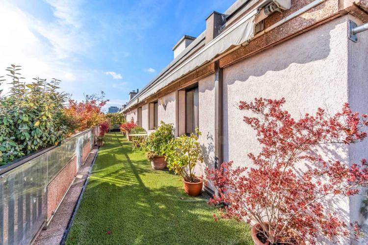 EN EXCLUSIVITÉ ! Bel attique de 6 pièces avec terrasse de 141 m²