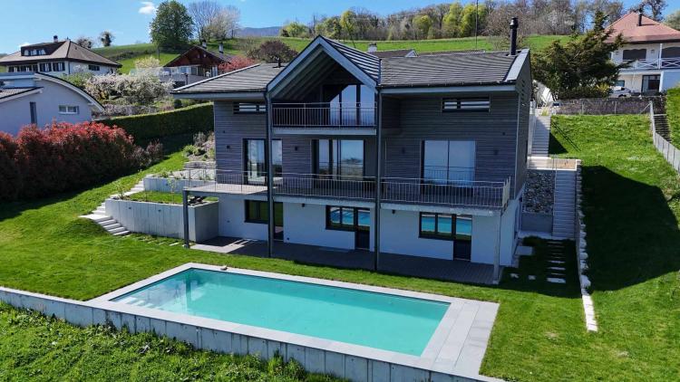 Villa d’exception suspendue entre lac et Alpes