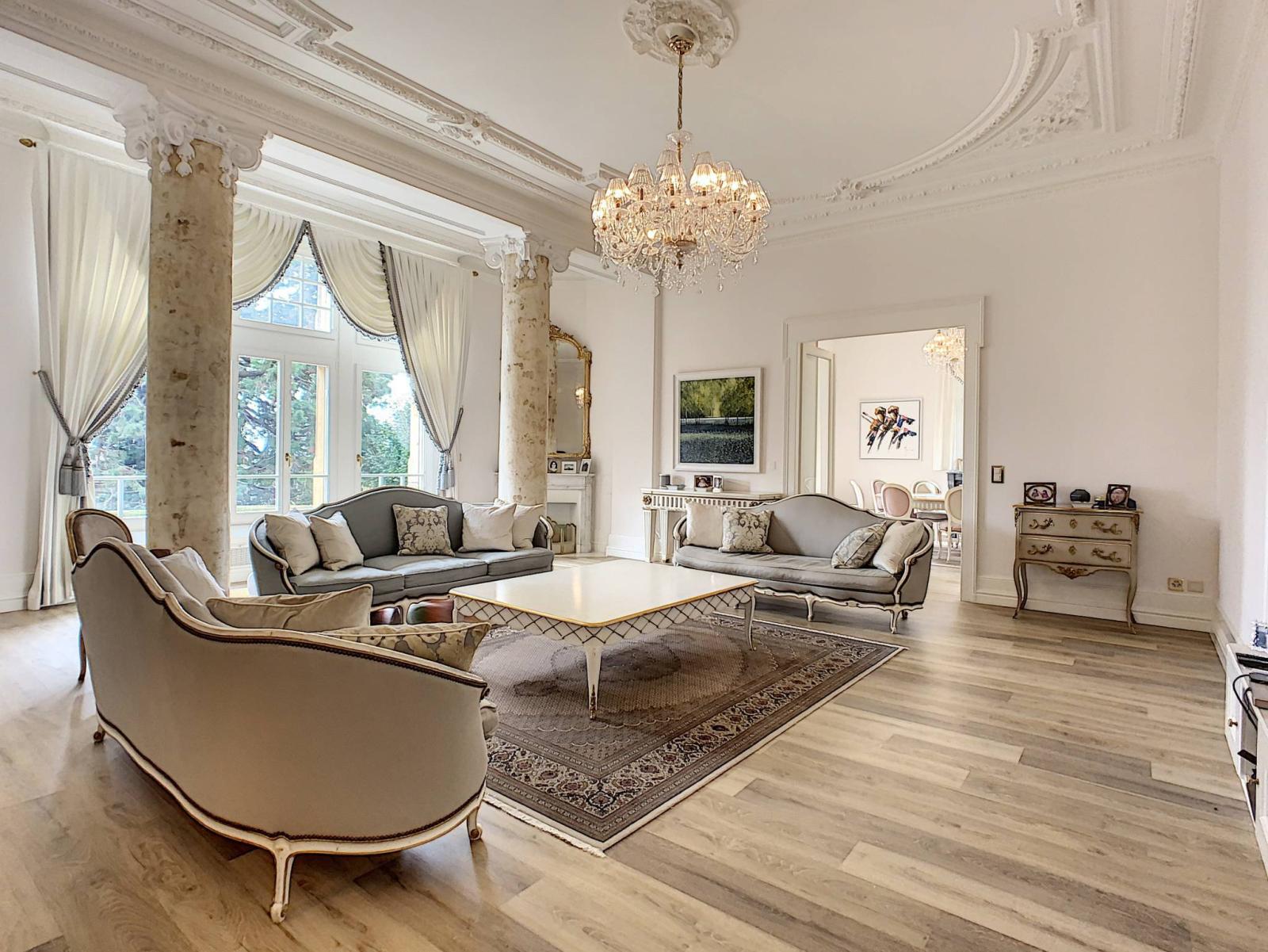 Proche du centre de Pully, appartement de 290 m² avec jardin