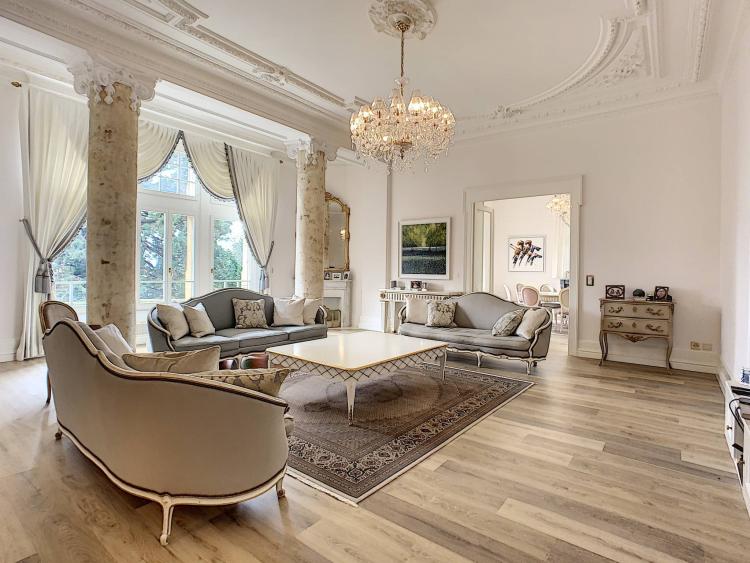 Proche du centre de Pully, appartement de 290 m² avec jardin