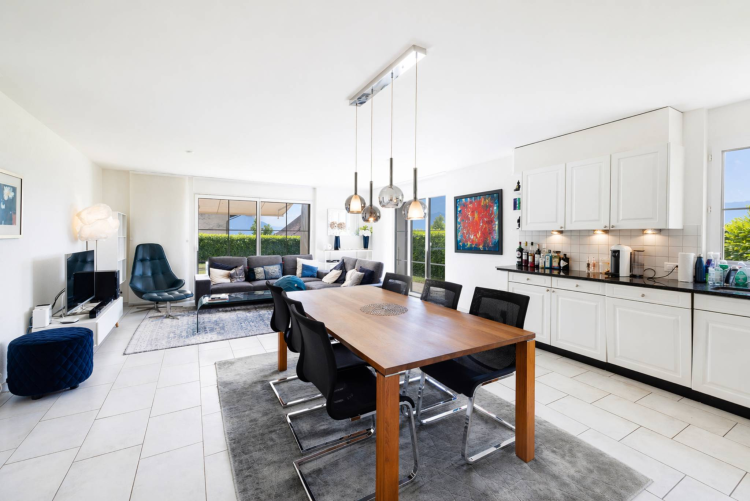 Spacious 5.5-room apartment with terrace and large garden