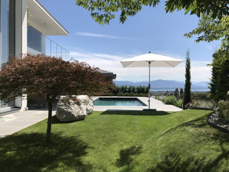 EXCLUSIVITÉ - Élégante propriété contemporaine avec piscine et vue lac