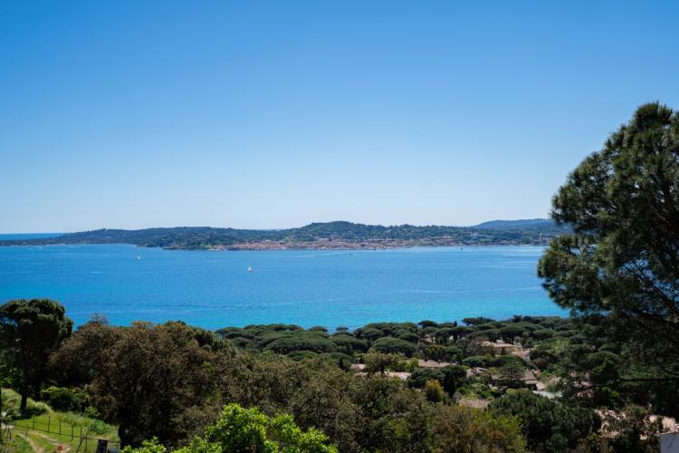GOLFE DE SAINT TROPEZ - GRIMAUD - VILLA NEUVE VUE MER