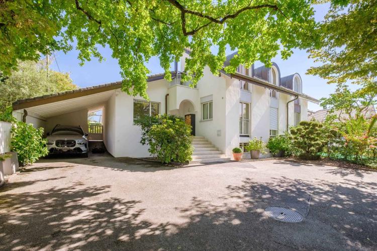En exclusivité ! Belle maison mitoyenne dans un écrin de verdure