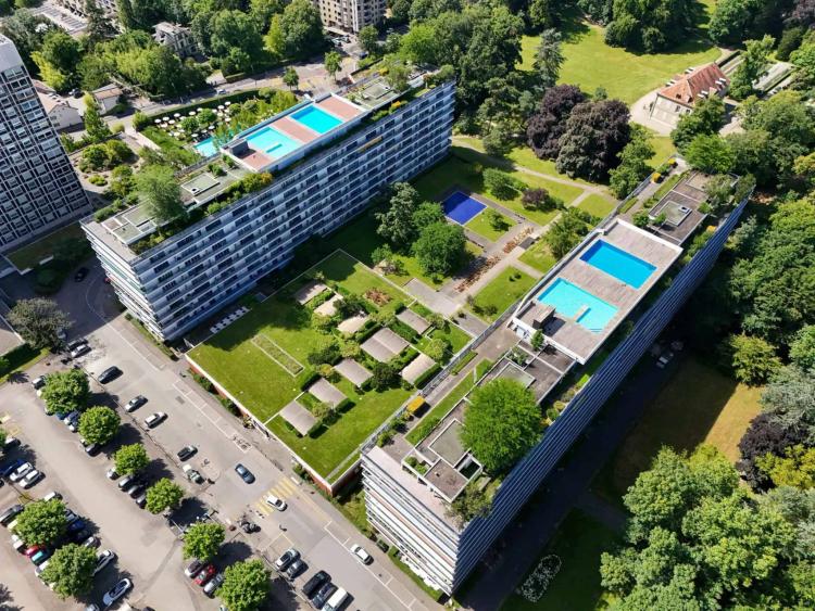 Vaste appartement de 7 pièces au dernier étage à Budé